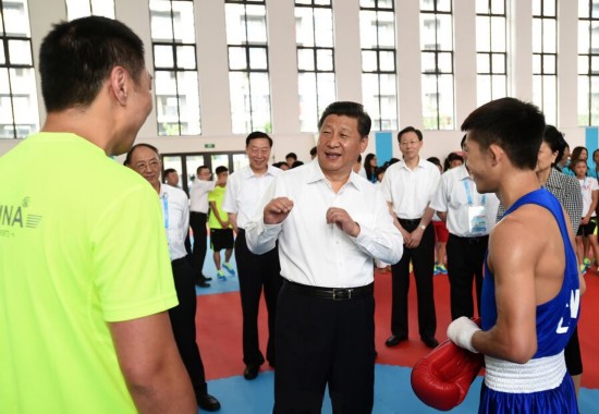 2014年8月15日，习近平来到南京青奥会运动员村，亲切看望参加本届青奥会的中国体育代表团。图片来源：新华社